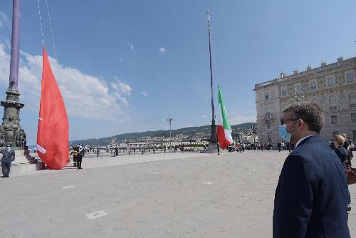 L'assessore regionale Pierpaolo Roberti presenzia alla cerimonia dell'alzabandiera in piazza Unità a Trieste per la Festa della Repubblica